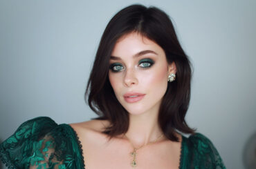 makeup looks for green dress